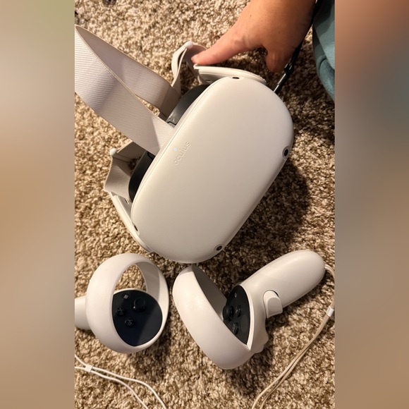 OCU LUS Sleek White VR Headset with Controllers